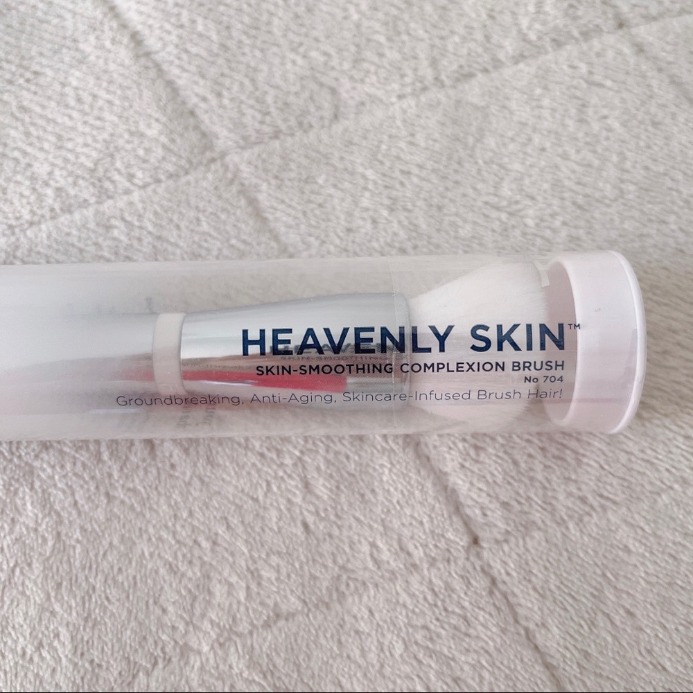 IT Cosmetics Heavenly Complexion Brush #704
